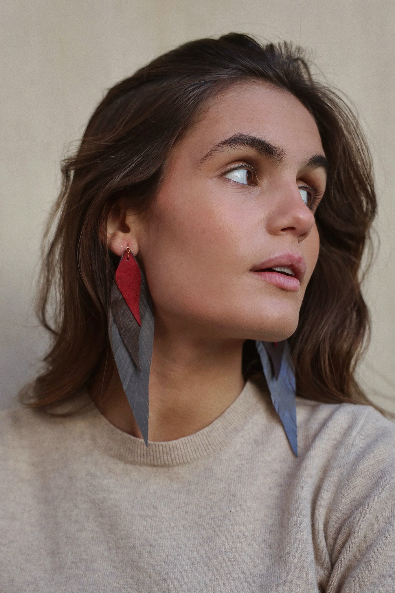 Pendiente Pluma Grande Gris