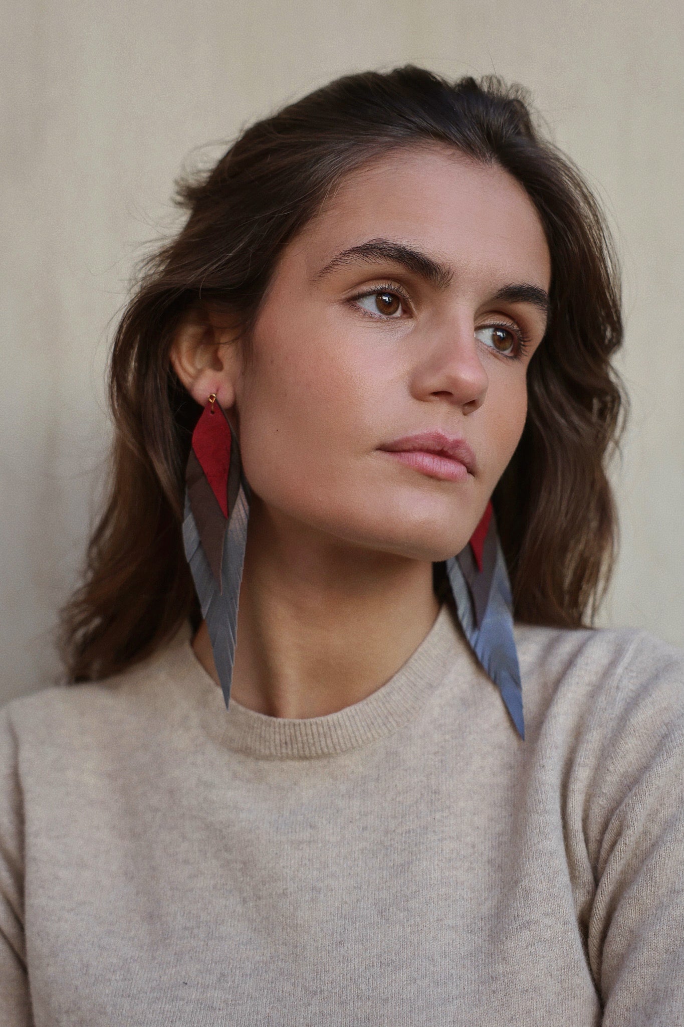 Pendiente Pluma Grande Gris