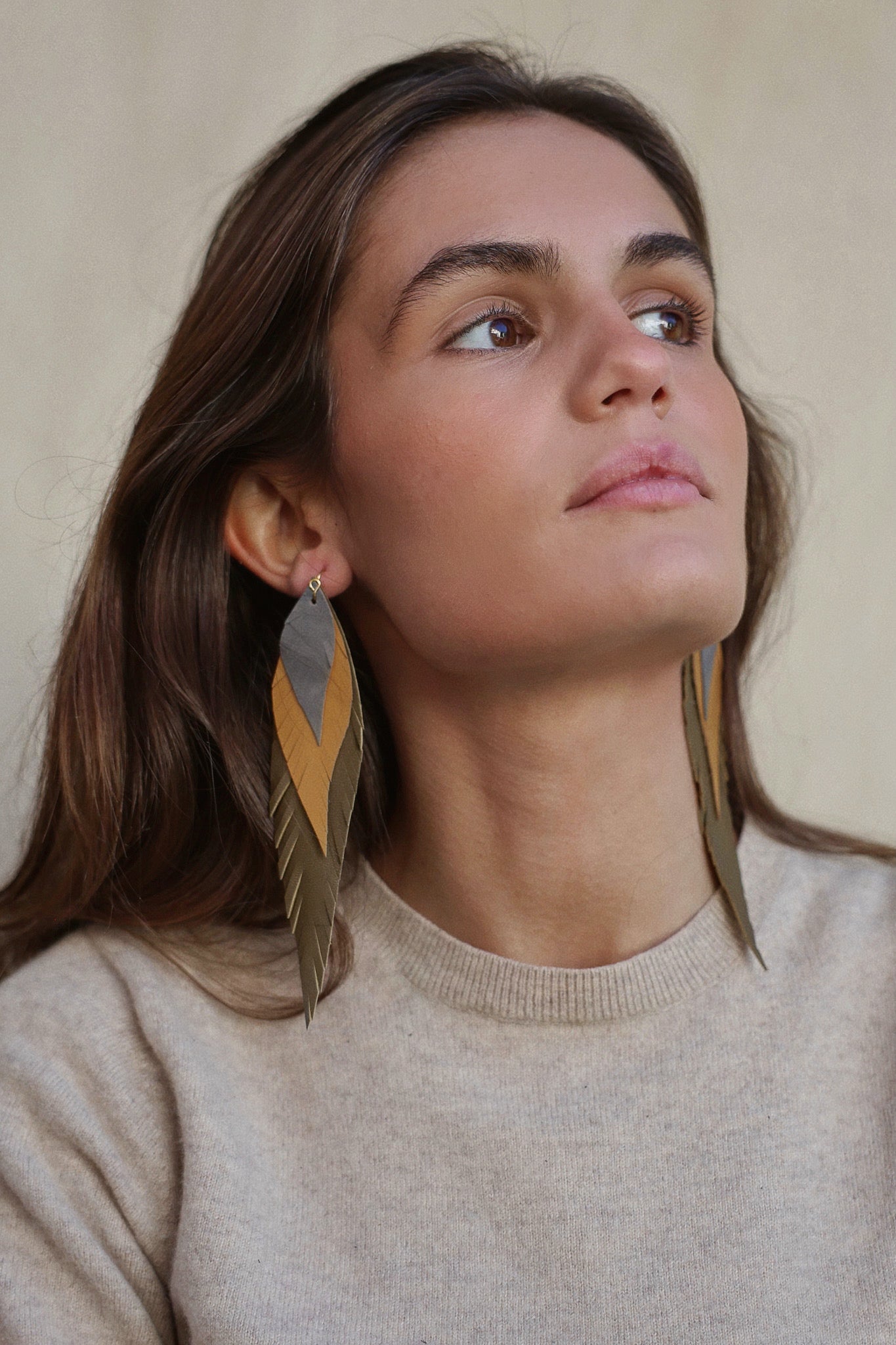 Pendiente Pluma Grande Verde Kaki