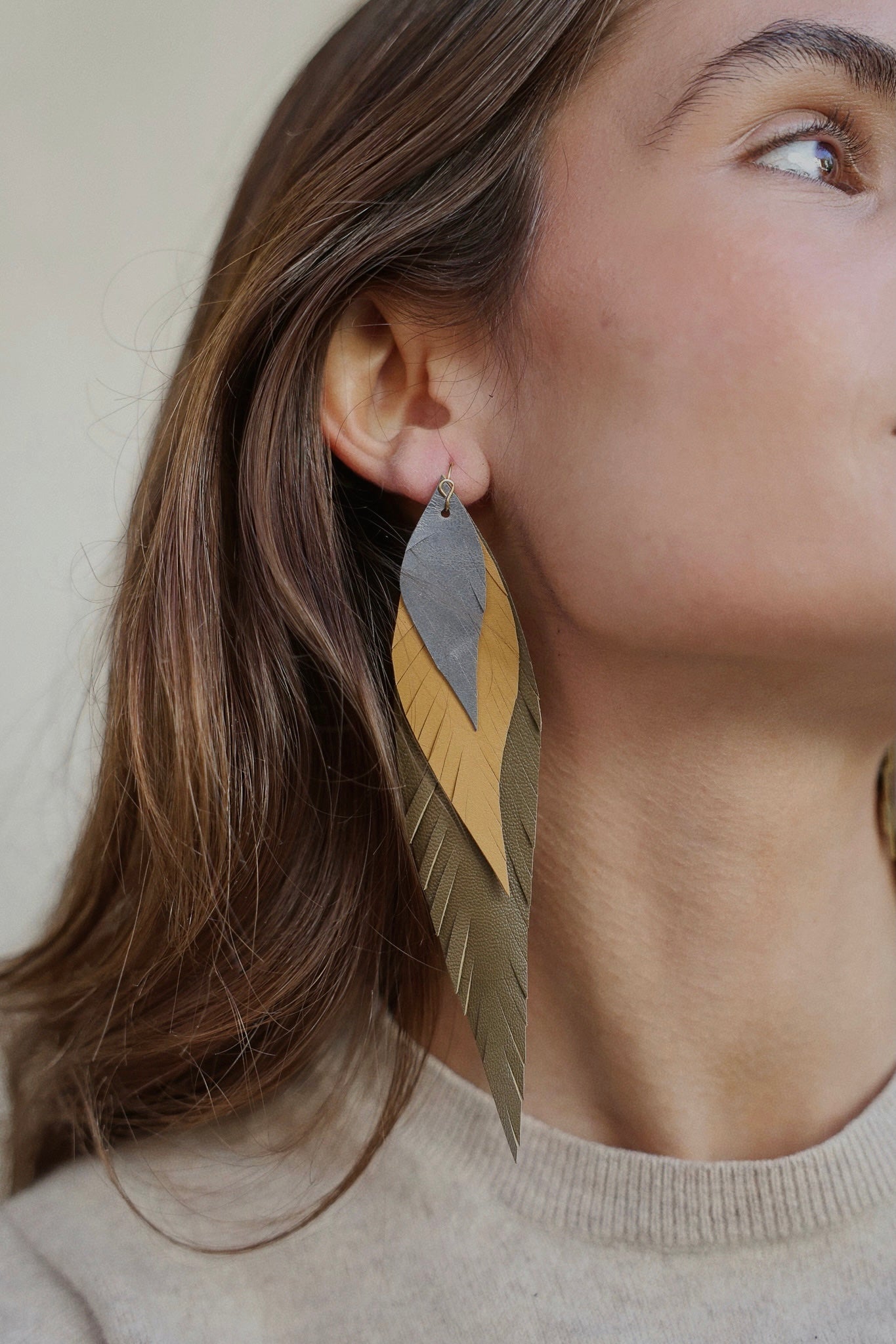 Pendiente Pluma Grande Verde Kaki