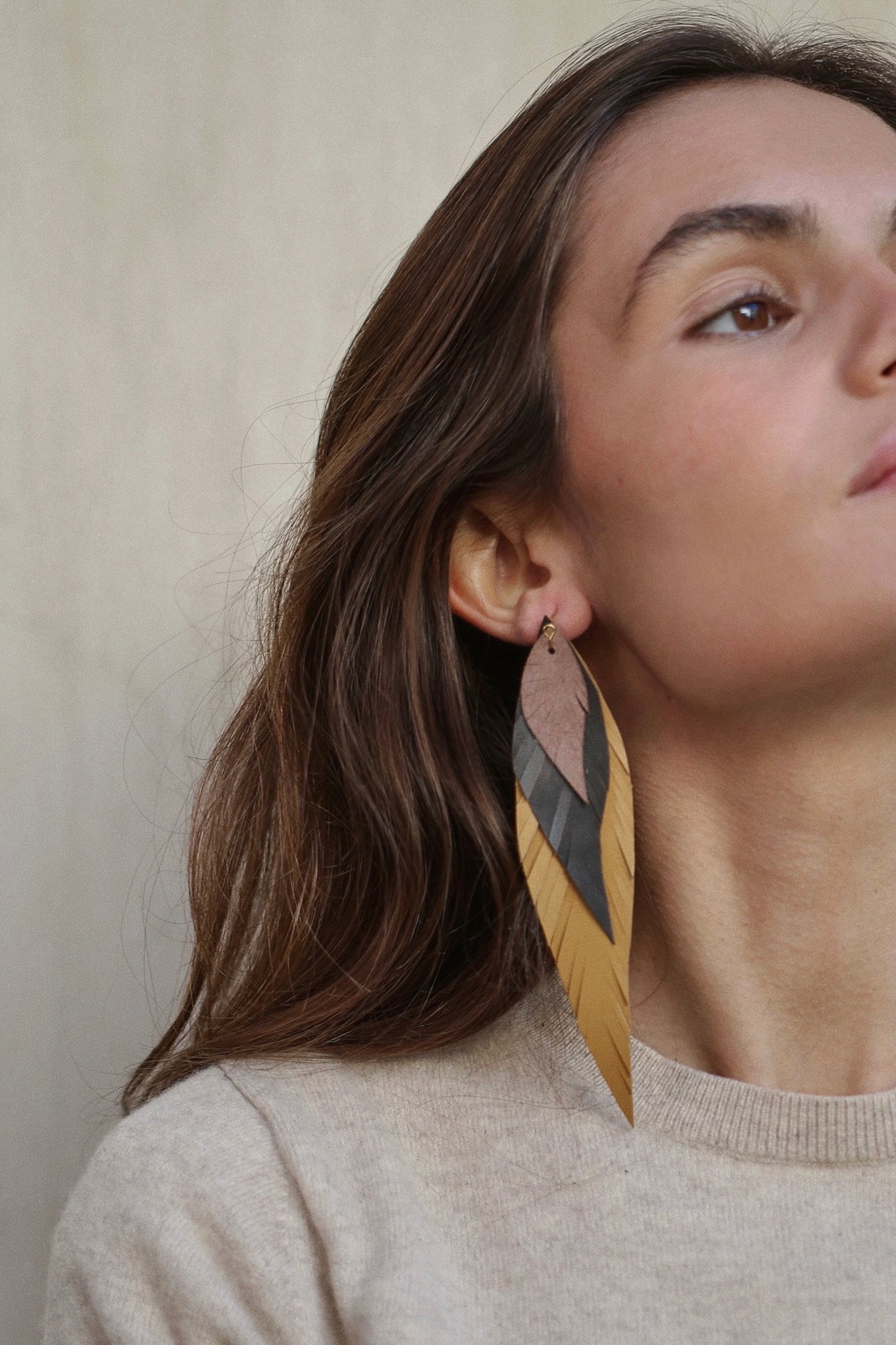 Pendiente Pluma Grande Mostaza