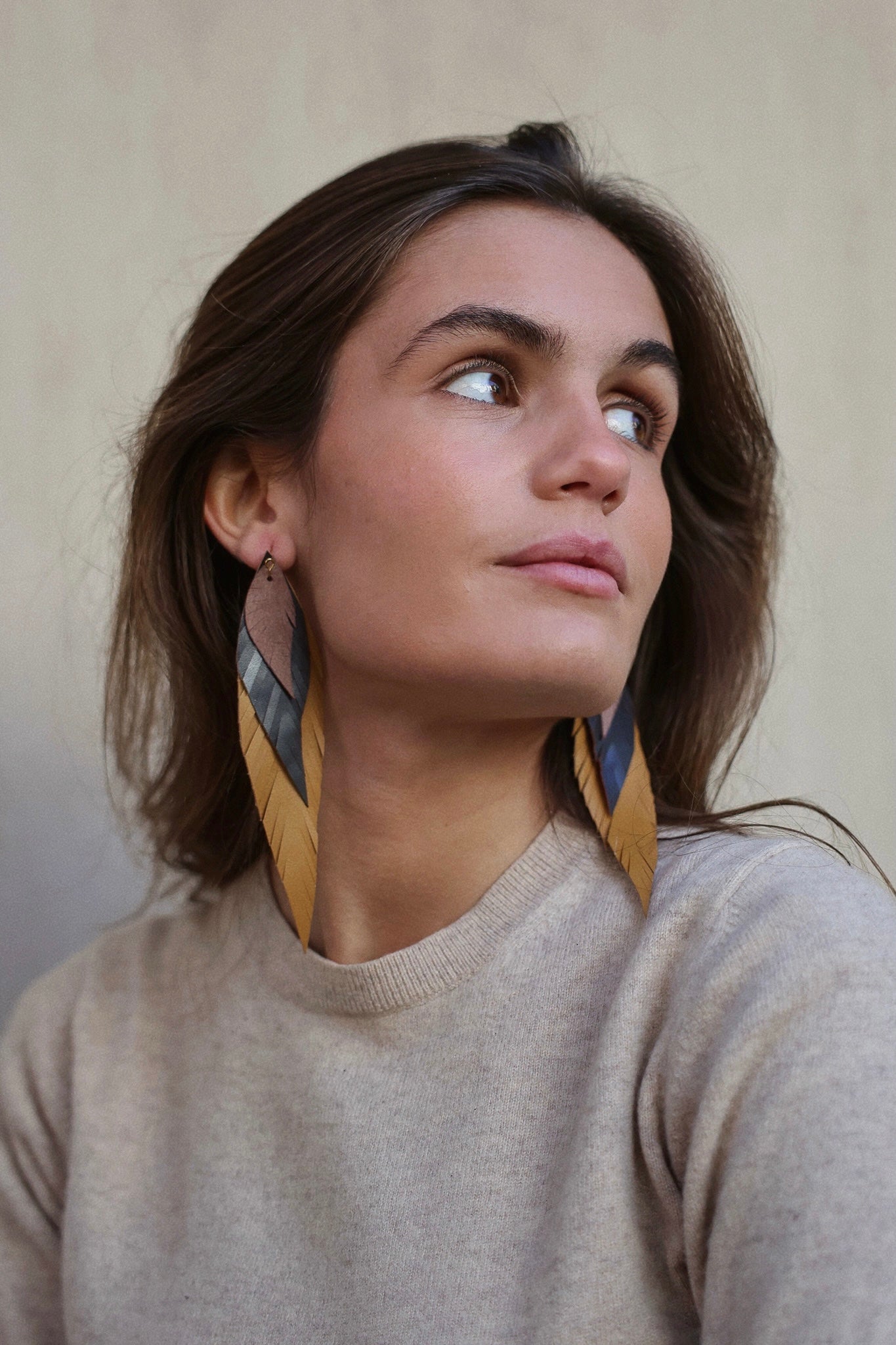 Pendiente Pluma Grande Mostaza