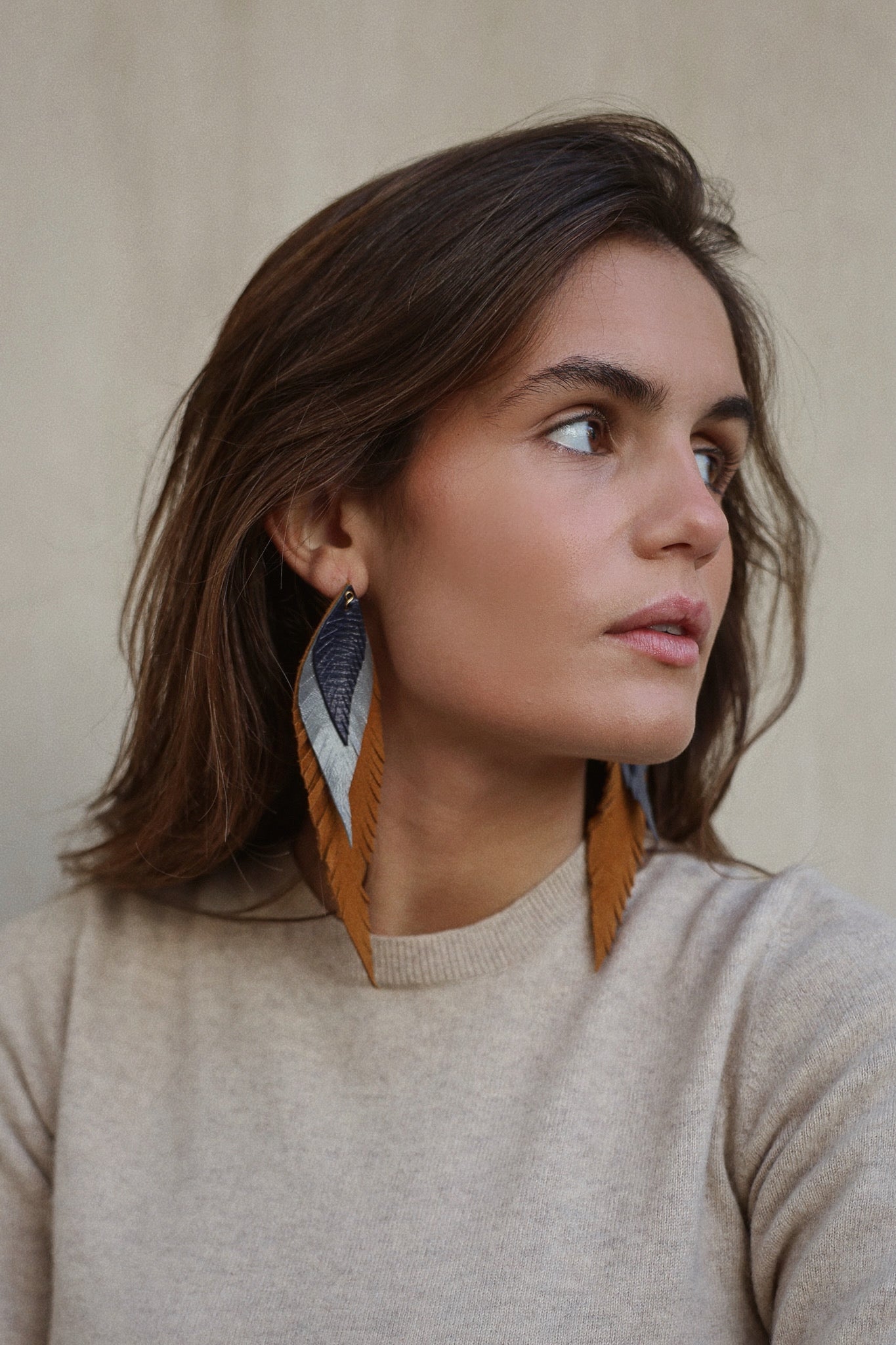 Pendiente Pluma Grande Camel