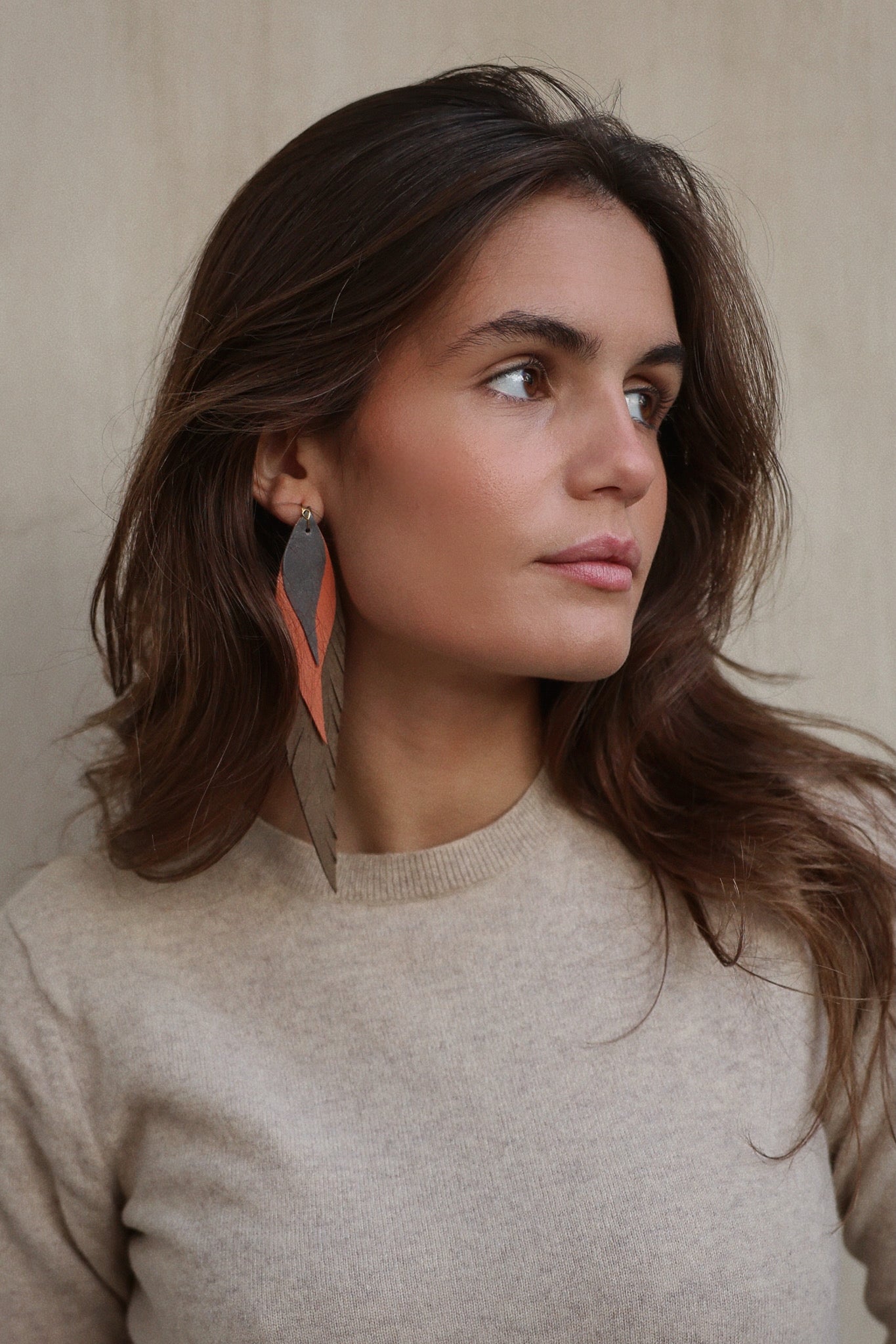 Pendiente Pluma Grande Café