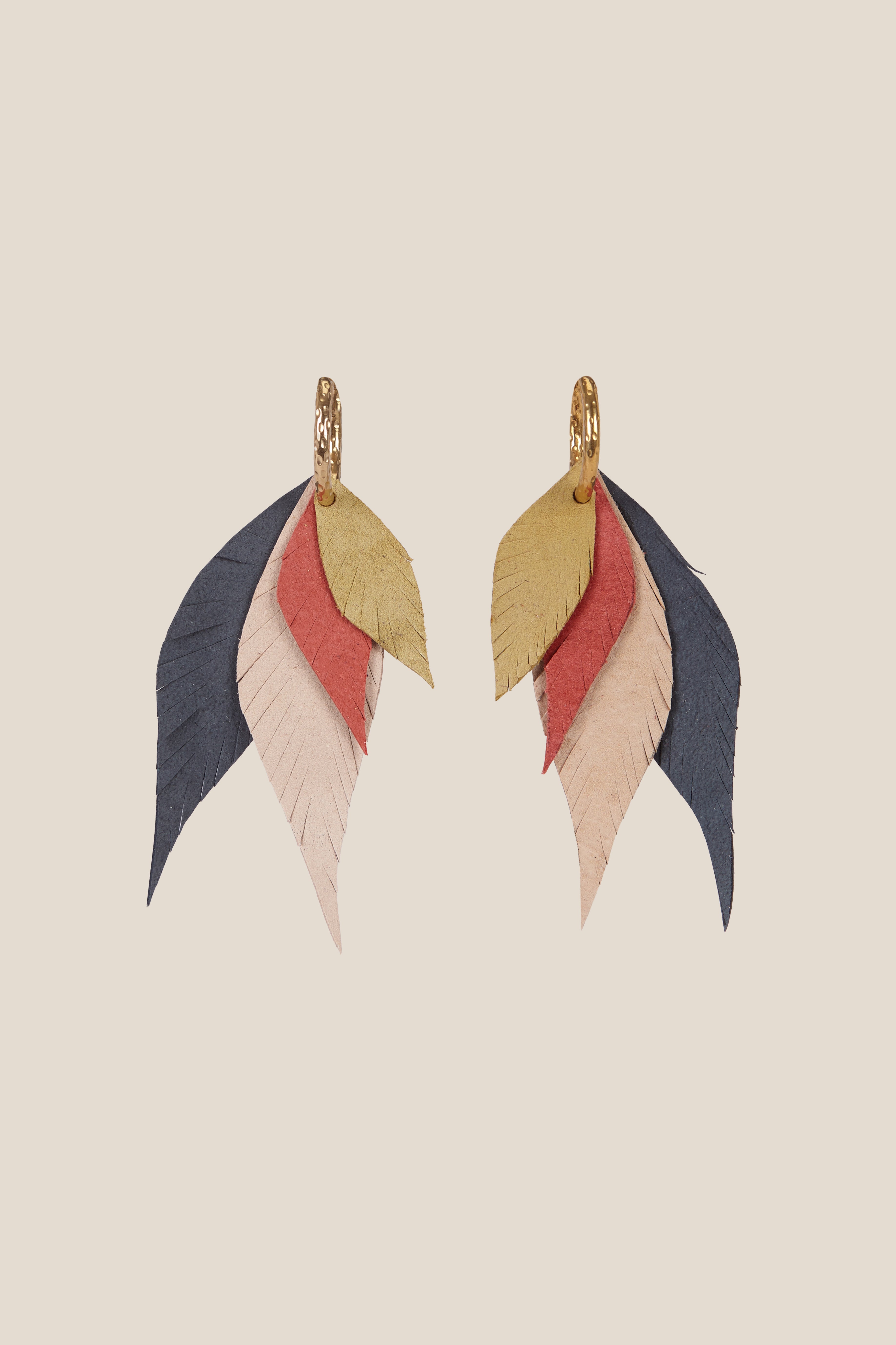 Pendiente Pluma Triple Petóleo