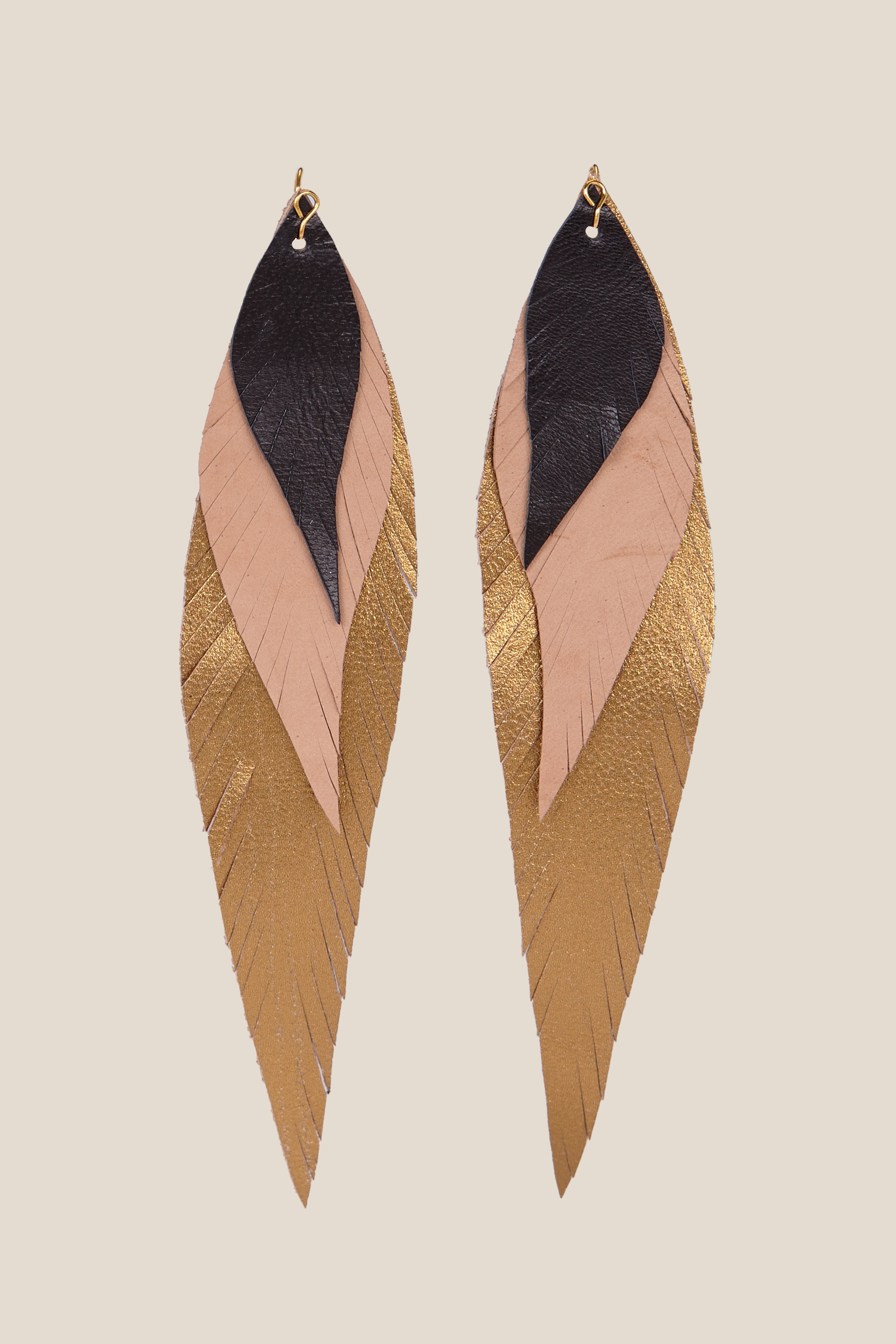 Pendiente Pluma Grande Dorado